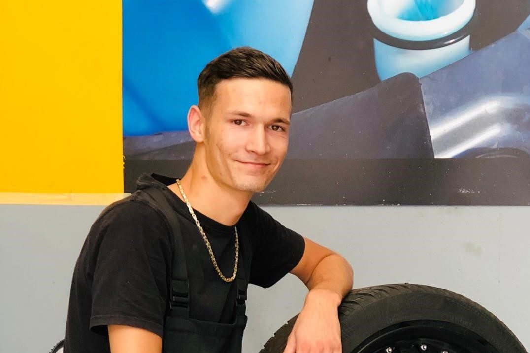 Lernender bei der Radmontage
