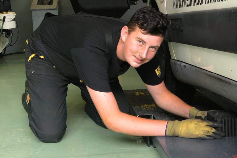 Lernende arbeiten gemeinsam an einem Rad