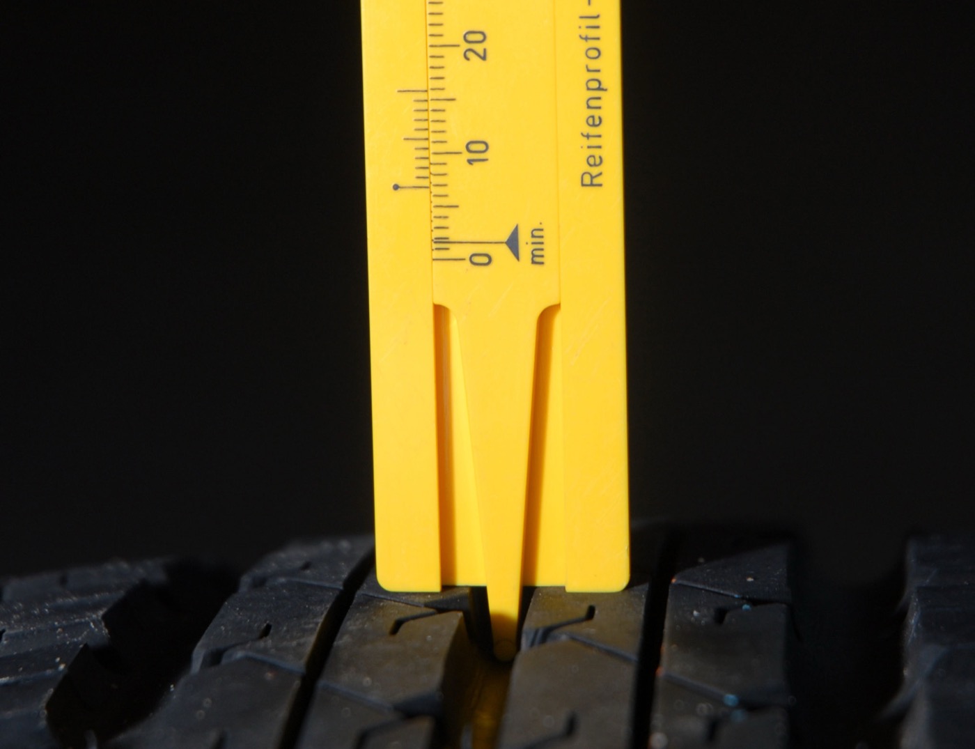 Die gesetzliche Mindestprofiltiefe in der Schweiz liegt bei 1,6 mm.