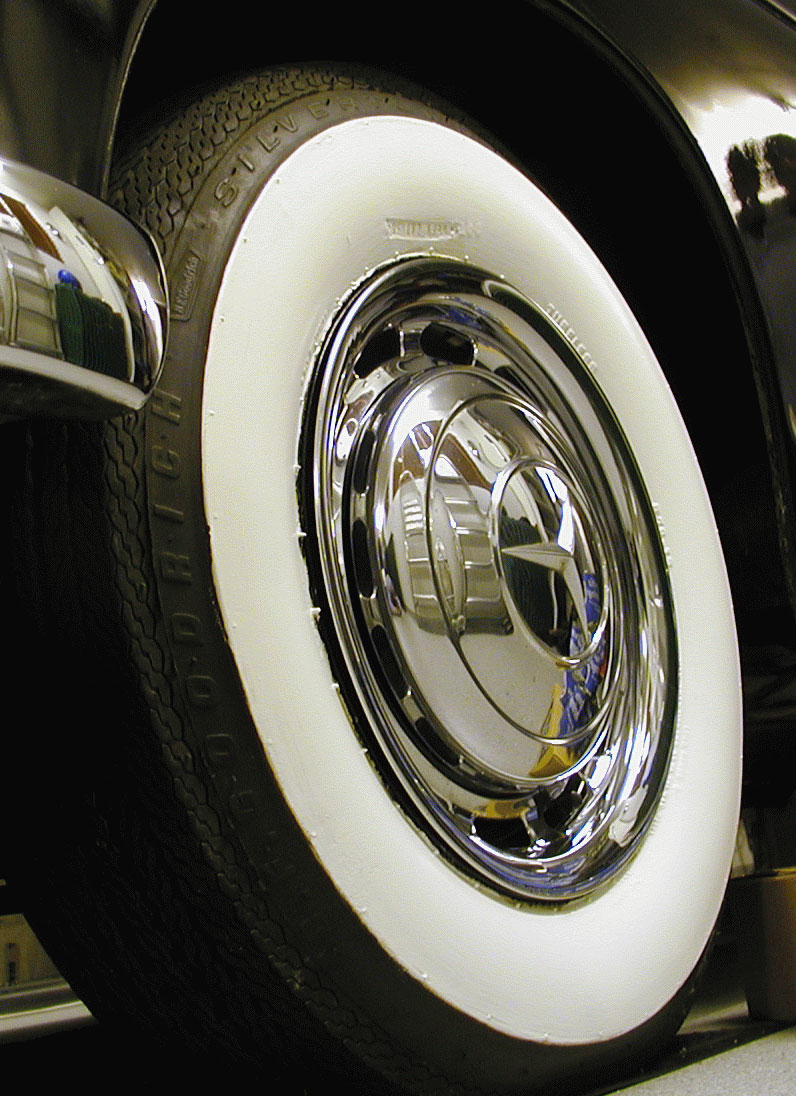 Diagonalreifen an einem Oldtimer mit Weisswand