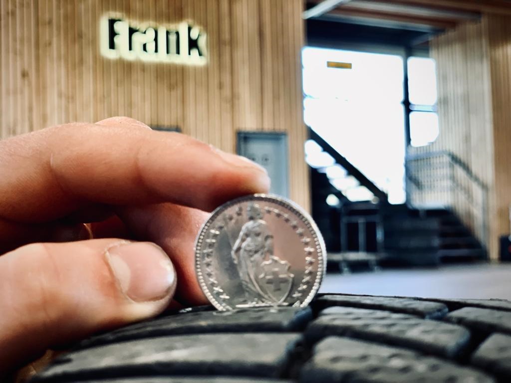 Profiltiefe eines Reifens mit einer Münze prüfen